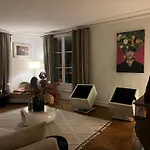 Elegant Artistic Flat On The Seine River