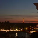 Elegant Artistic Flat On The Seine River
