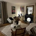 Elegant Artistic Flat On The Seine River
